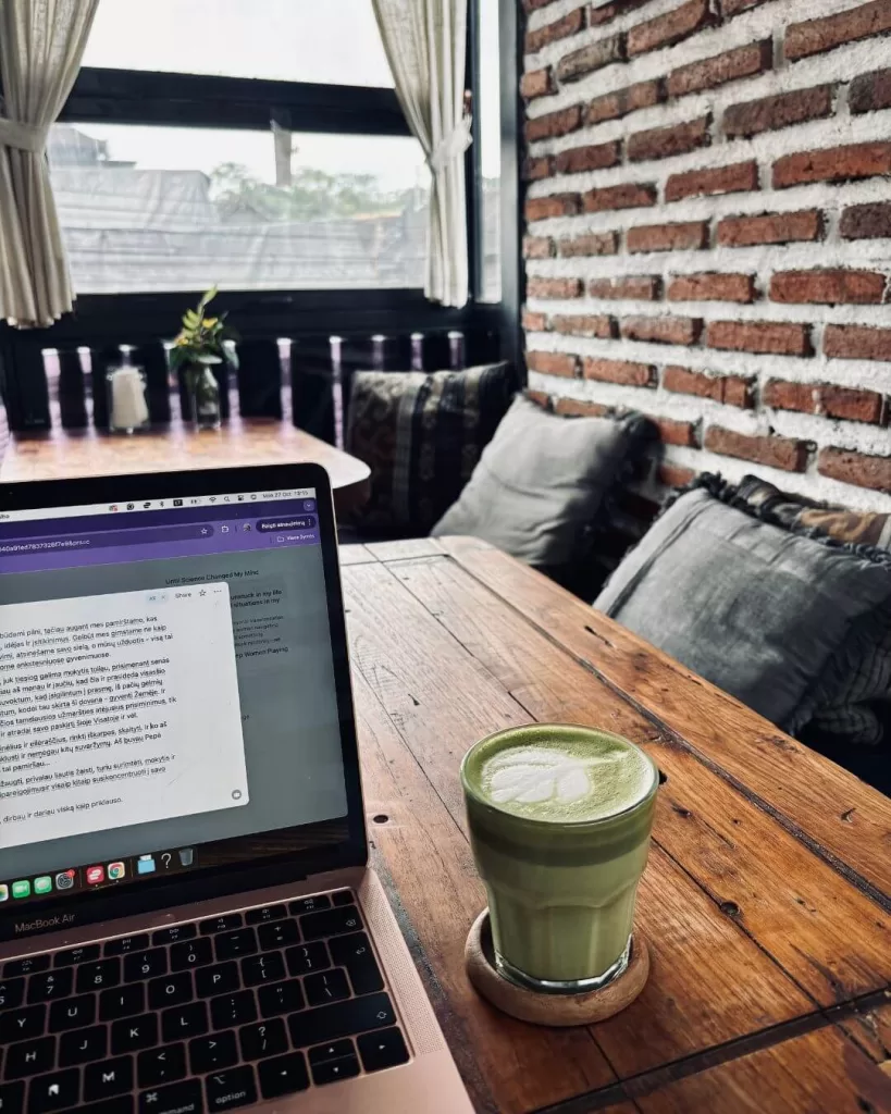 How to Create the Perfect Notion Journal Template (+ 30 Daily Prompts to Get You Started)